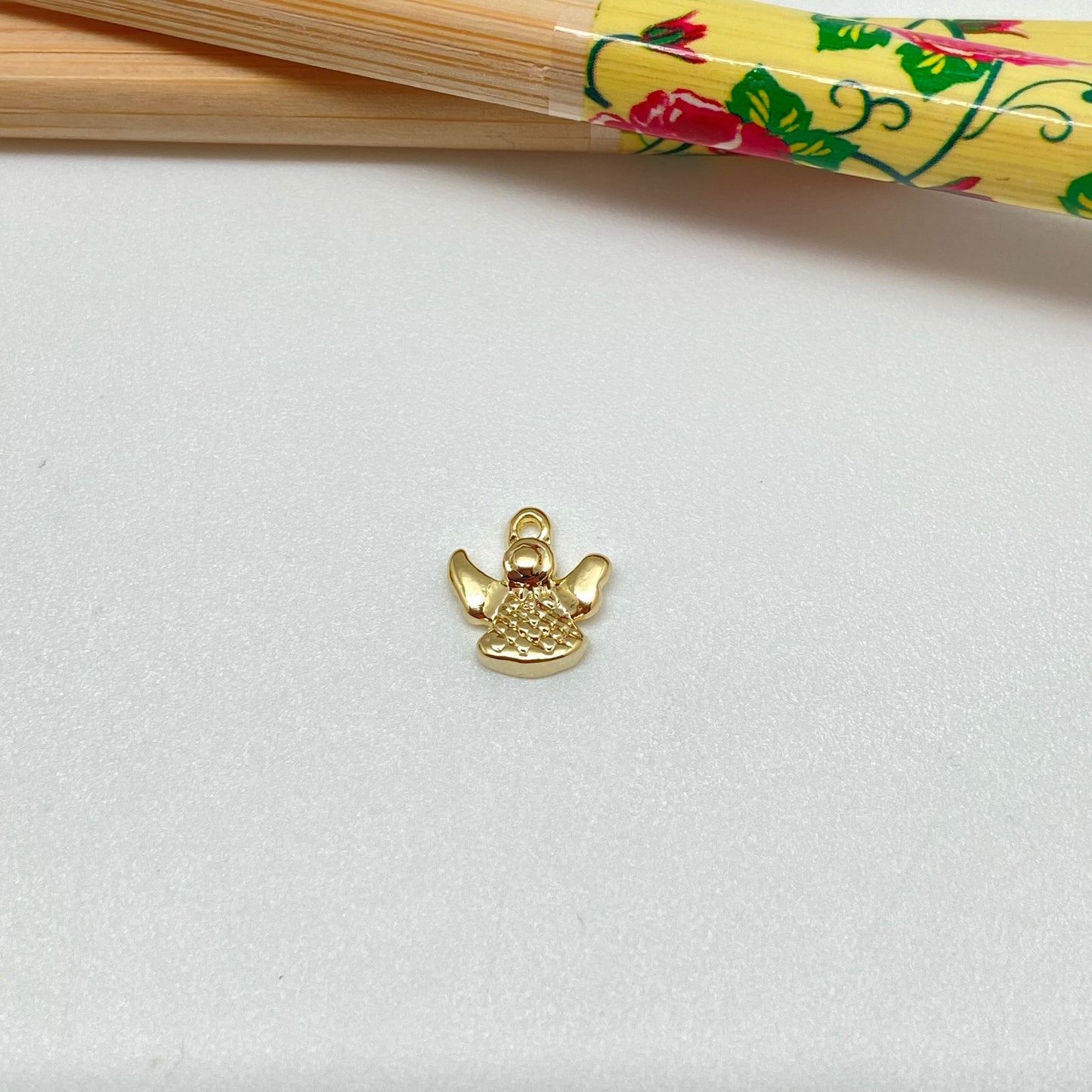 FO949 Colgante Mini Angel 9x9 mm más argollita Figura Baño Oro Figuras Bañadas hecho de Bronce Bañado en Oro 18K Joyas Bañadas en Oro