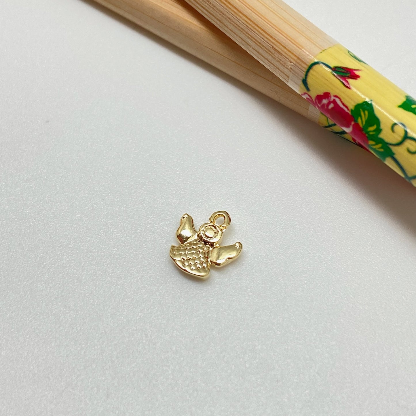 FO949 Colgante Mini Angel 9x9 mm más argollita Figura Baño Oro Figuras Bañadas hecho de Bronce Bañado en Oro 18K Joyas Bañadas en Oro