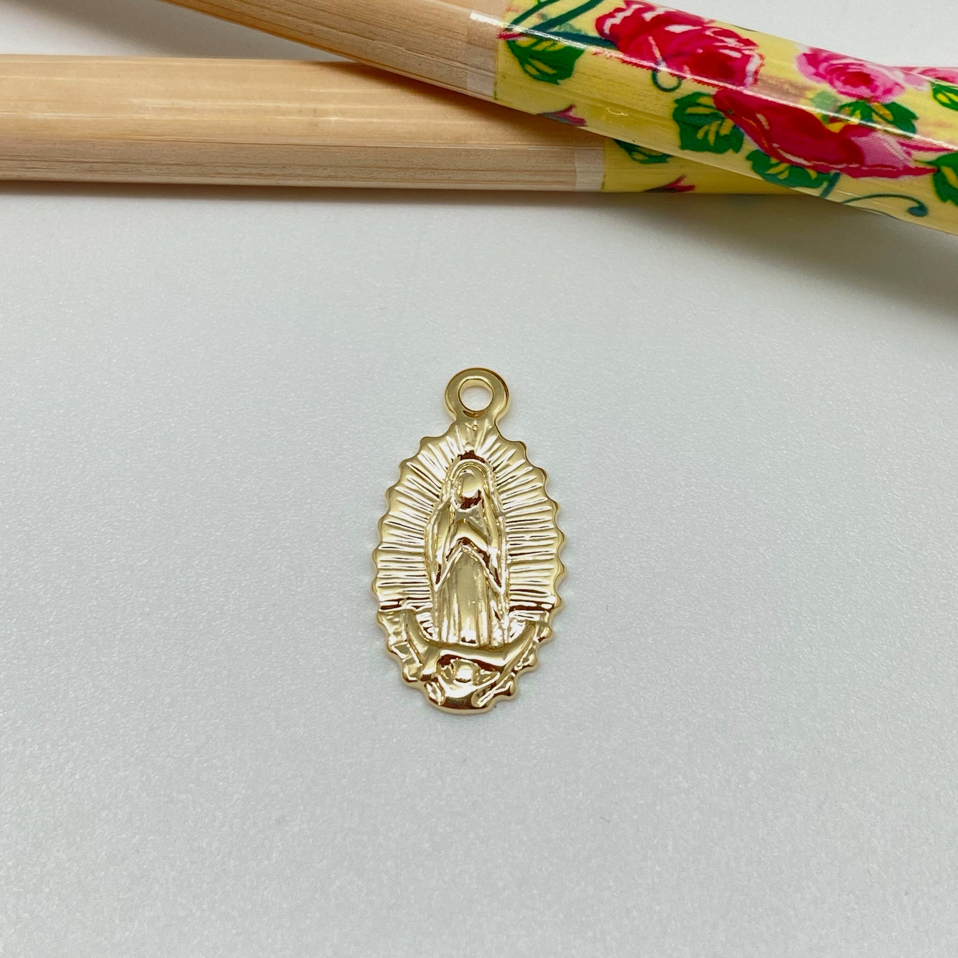 FO951 Colgante Virgen de Guadalupe Ovalado 17x10 mm más argollita Figura Baño Oro Figuras Bañadas hecho de Bronce Bañado en Oro 18K Joyas Bañadas en Oro
