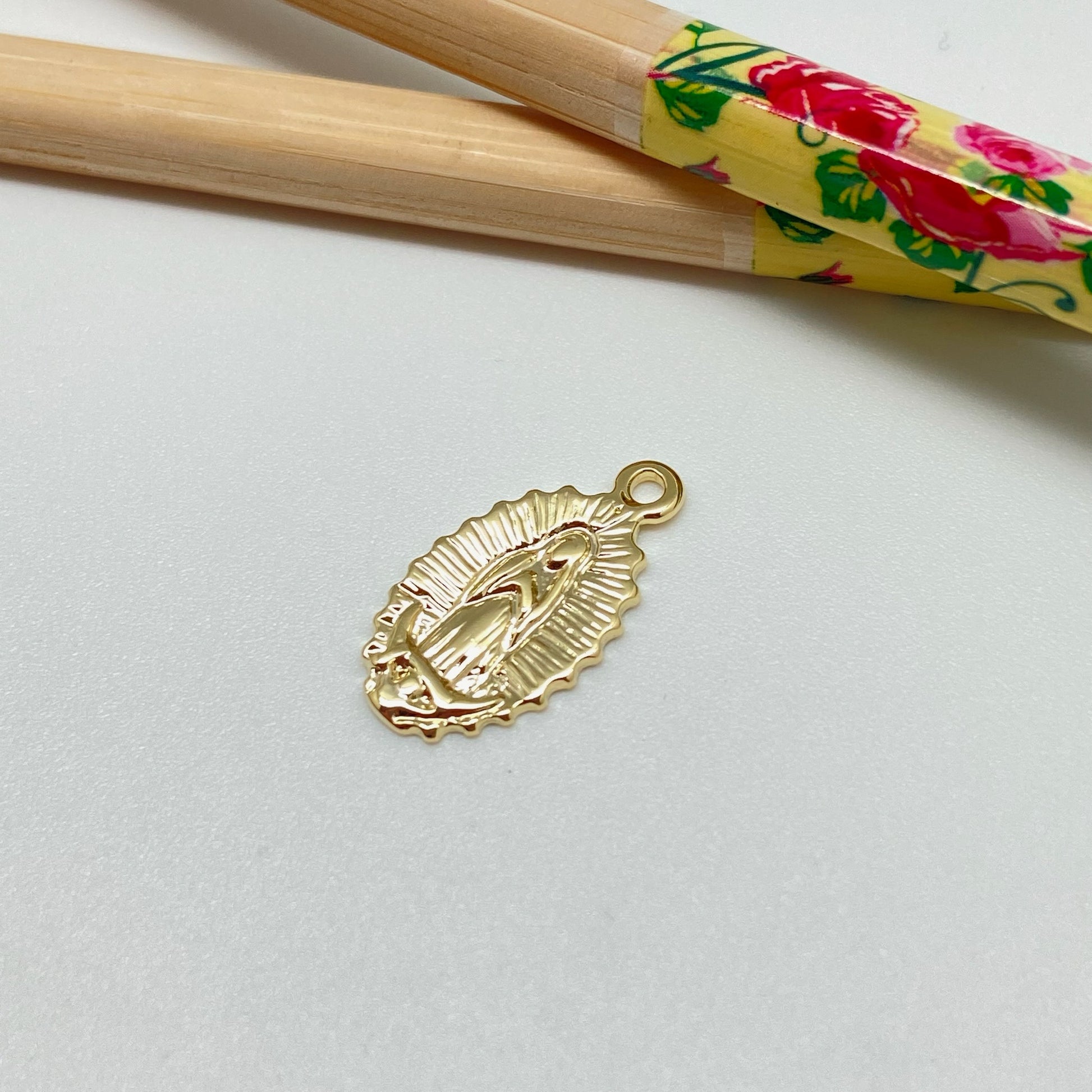 FO951 Colgante Virgen de Guadalupe Ovalado 17x10 mm más argollita Figura Baño Oro Figuras Bañadas hecho de Bronce Bañado en Oro 18K Joyas Bañadas en Oro