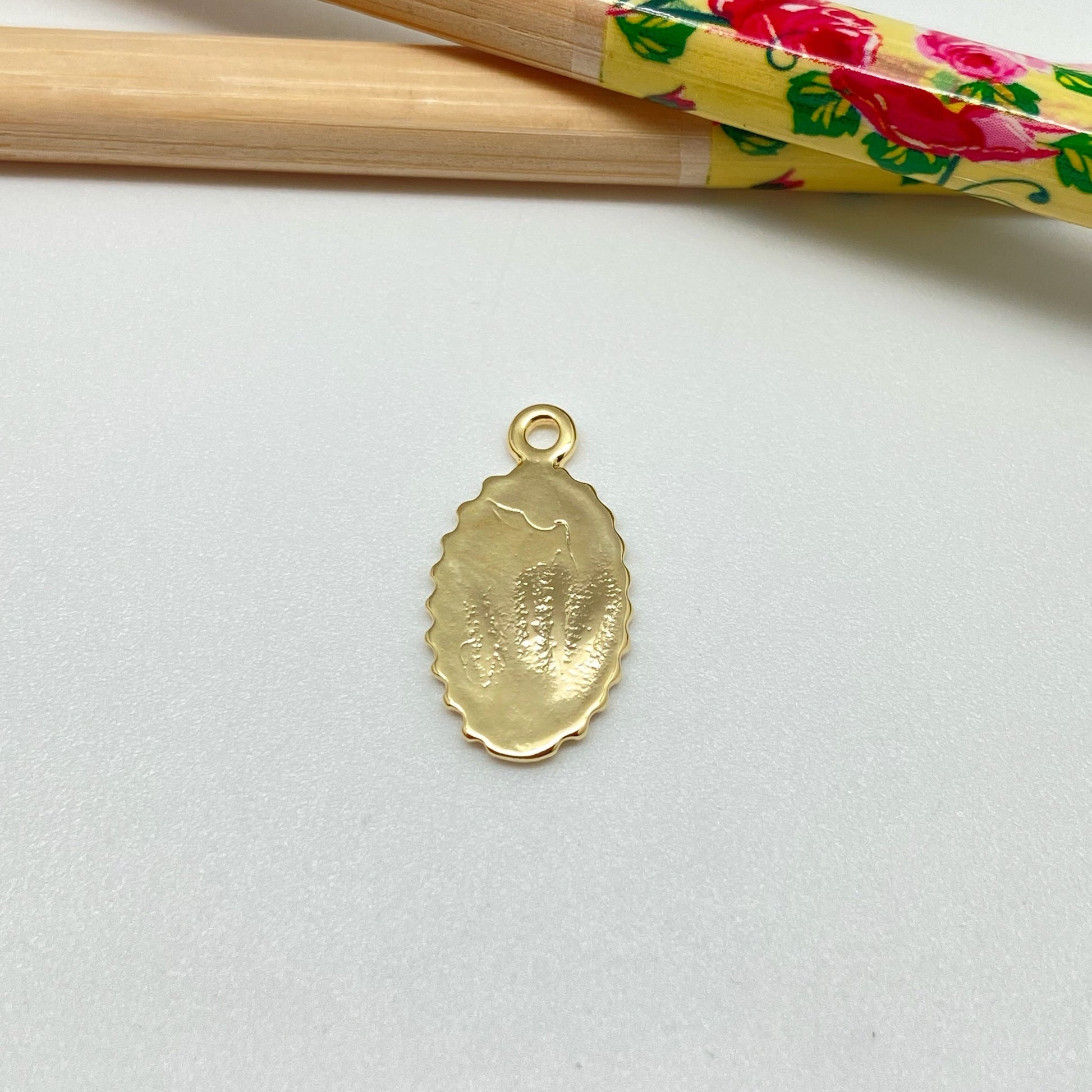 FO951 Colgante Virgen de Guadalupe Ovalado 17x10 mm más argollita Figura Baño Oro Figuras Bañadas hecho de Bronce Bañado en Oro 18K Joyas Bañadas en Oro