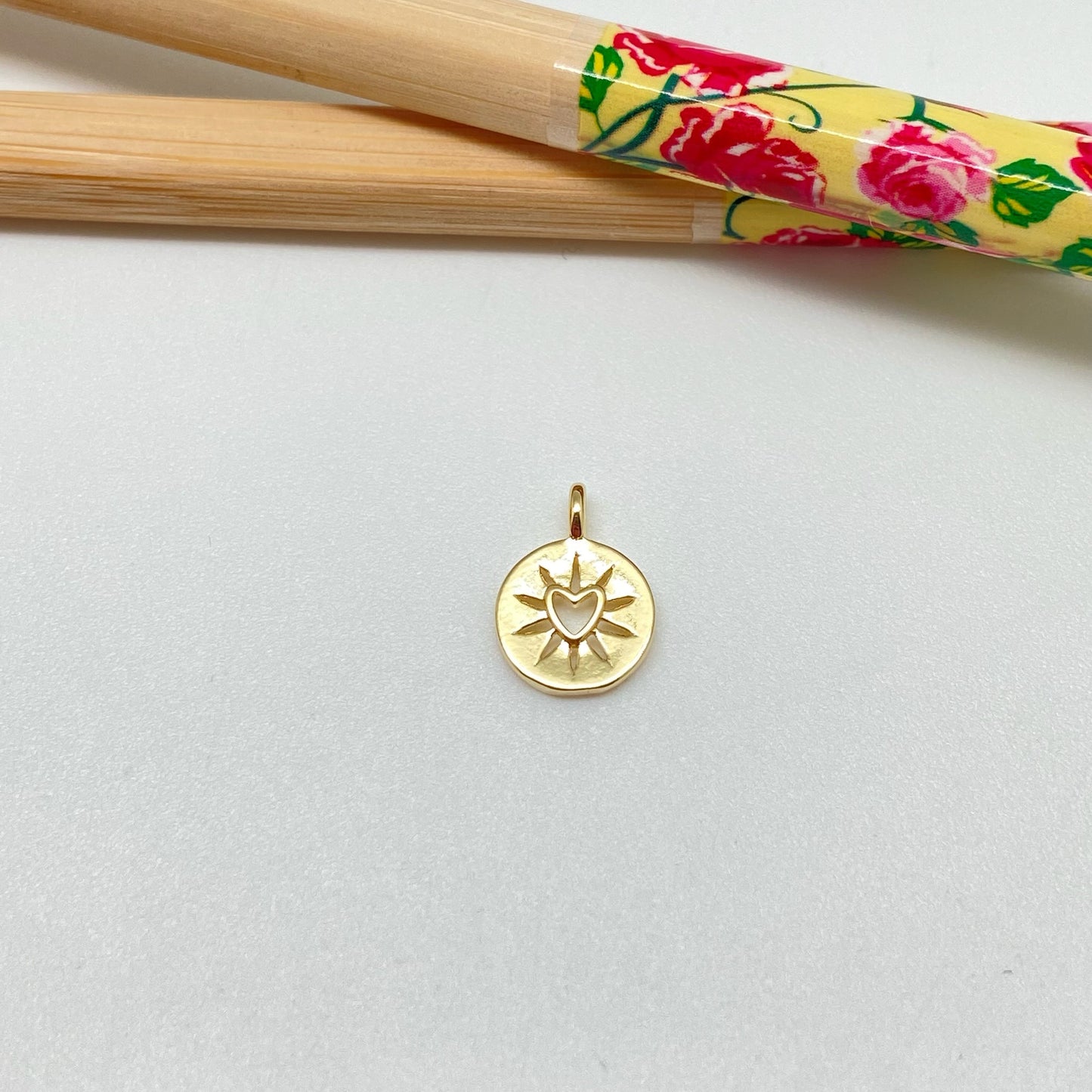 FO954 Colgante Medalla Corazón calado con borde en relieve y rayos calados 10 mm argollita de lado para pasar Figura Baño Oro Figuras Bañadas hecho de Bronce Bañado en Oro 18K Joyas Bañadas en Oro