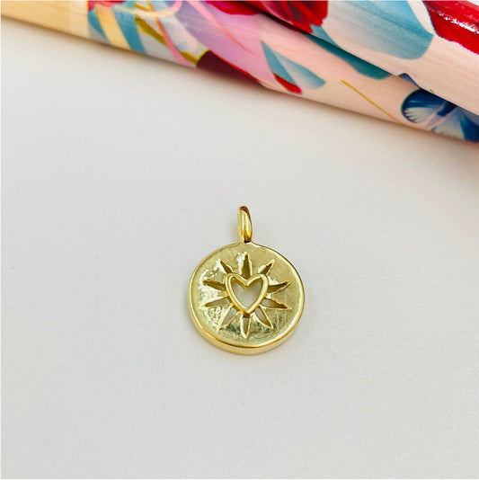 FO954 Colgante Medalla Corazón calado con borde en relieve y rayos calados 10 mm argollita de lado para pasar Figura Baño Oro Figuras Bañadas hecho de Bronce Bañado en Oro 18K Joyas Bañadas en Oro