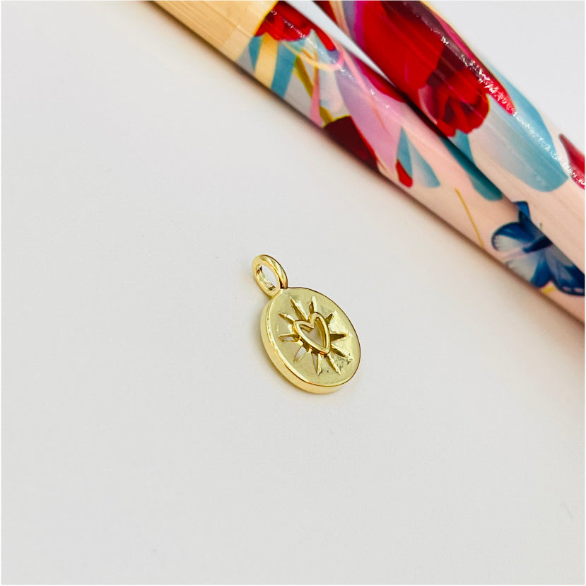FO954 Colgante Medalla Corazón calado con borde en relieve y rayos calados 10 mm argollita de lado para pasar Figura Baño Oro Figuras Bañadas hecho de Bronce Bañado en Oro 18K Joyas Bañadas en Oro