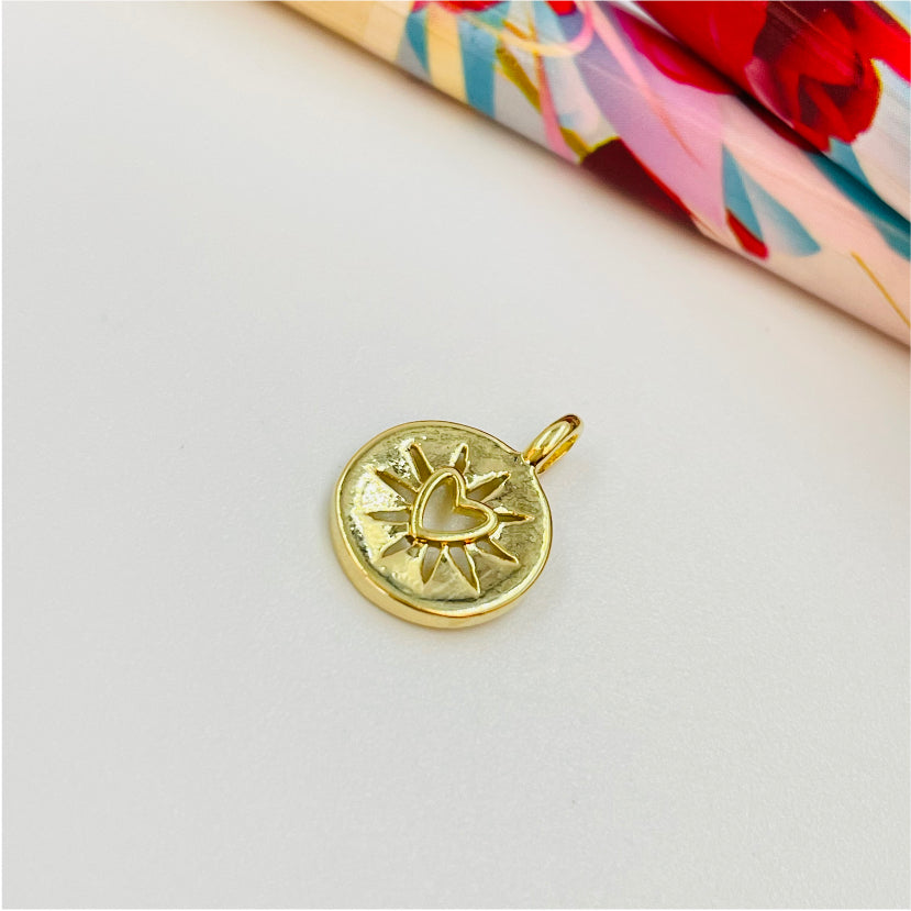 FO954 Colgante Medalla Corazón calado con borde en relieve y rayos calados 10 mm argollita de lado para pasar Figura Baño Oro Figuras Bañadas hecho de Bronce Bañado en Oro 18K Joyas Bañadas en Oro