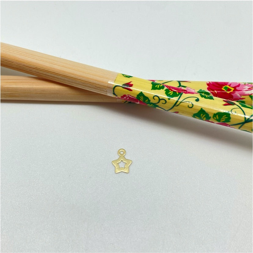 FO956 Colgante Mini estrella Calada 6x6 mm más argollita Figura Baño Oro Figuras Bañadas hecho de Bronce Bañado en Oro 18K Joyas Bañadas en Oro