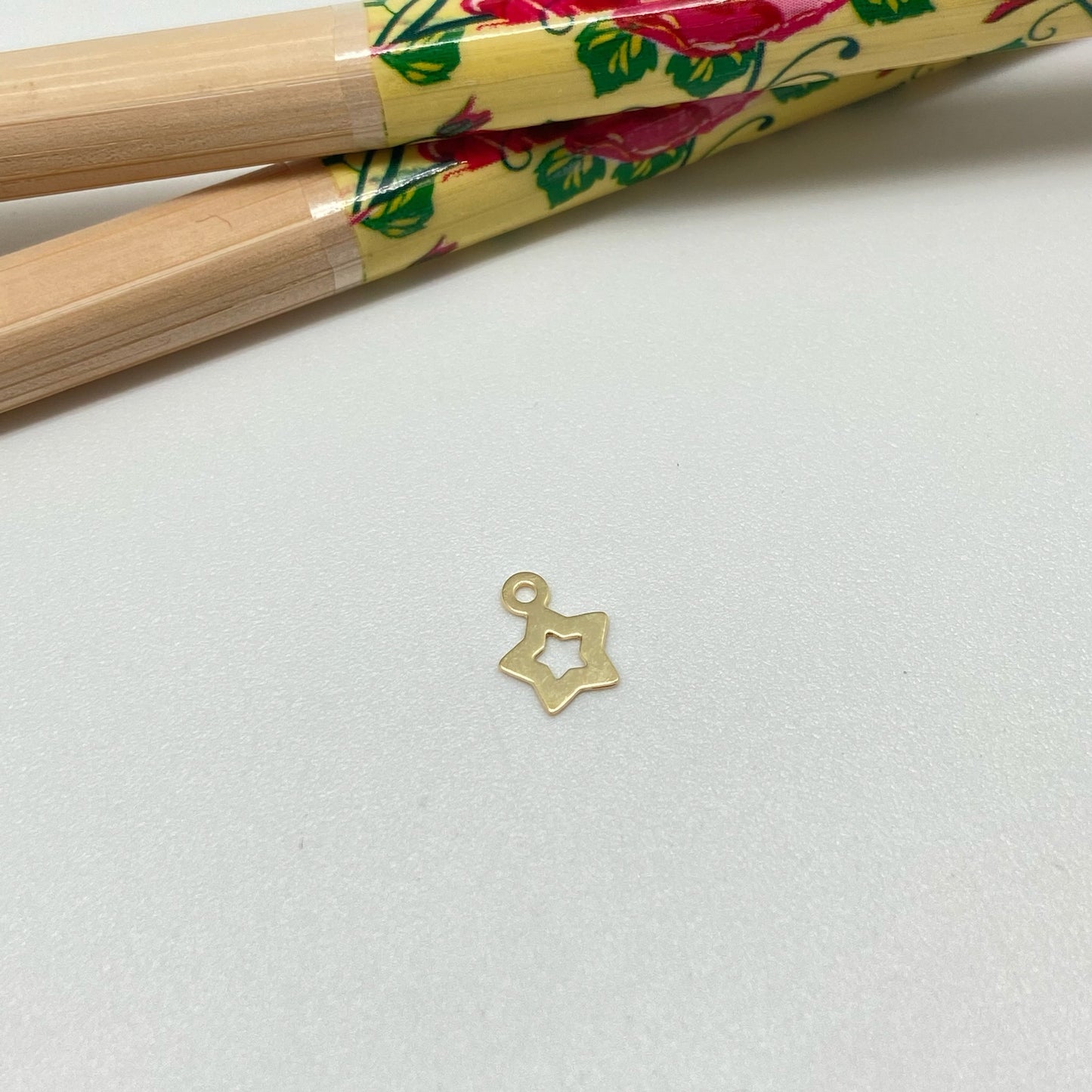 FO956 Colgante Mini estrella Calada 6x6 mm más argollita Figura Baño Oro Figuras Bañadas hecho de Bronce Bañado en Oro 18K Joyas Bañadas en Oro