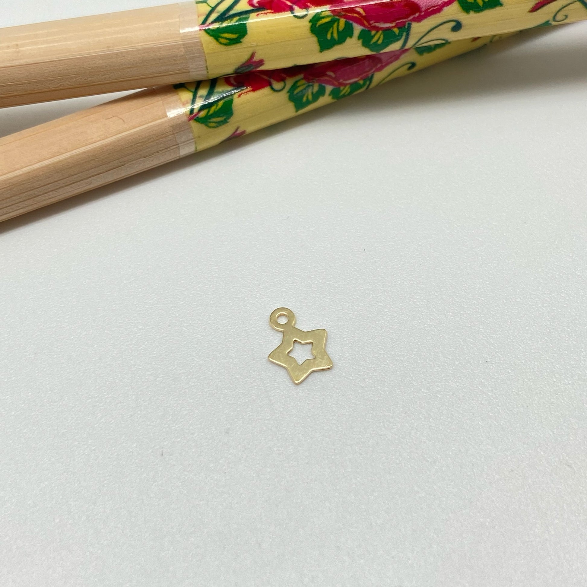 FO956 Colgante Mini estrella Calada 6x6 mm más argollita Figura Baño Oro Figuras Bañadas hecho de Bronce Bañado en Oro 18K Joyas Bañadas en Oro