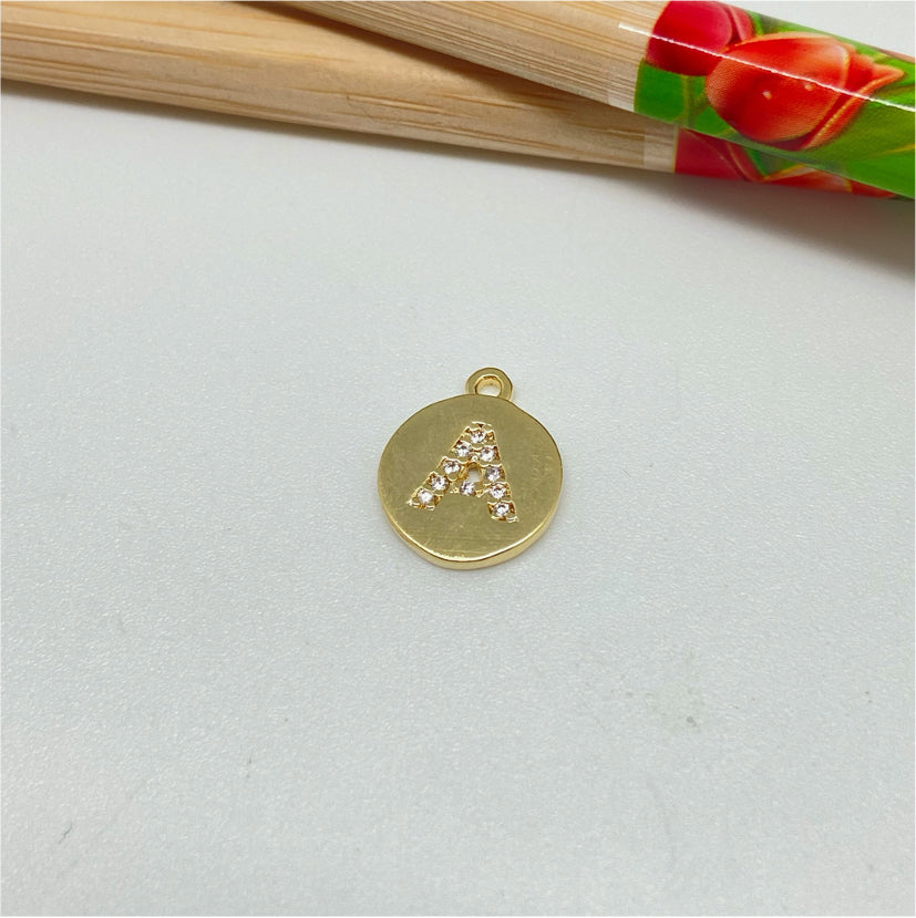 FO961-A Colgante Medalla con Letra en Circones 11 mm más argollita Figura Baño Oro Figuras Bañadas hecho de Bronce Bañado en Oro 18K Joyas Bañadas en Oro