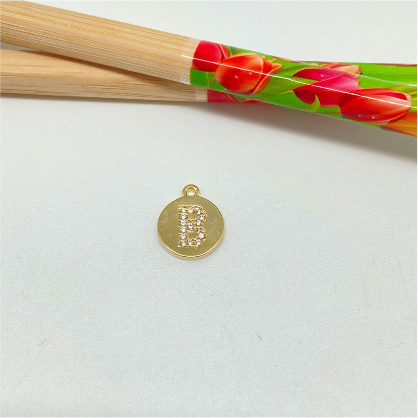 FO961-B Colgante Medalla con Letra en Circones 11 mm más argollita Figura Baño Oro Figuras Bañadas hecho de Bronce Bañado en Oro 18K Joyas Bañadas en Oro