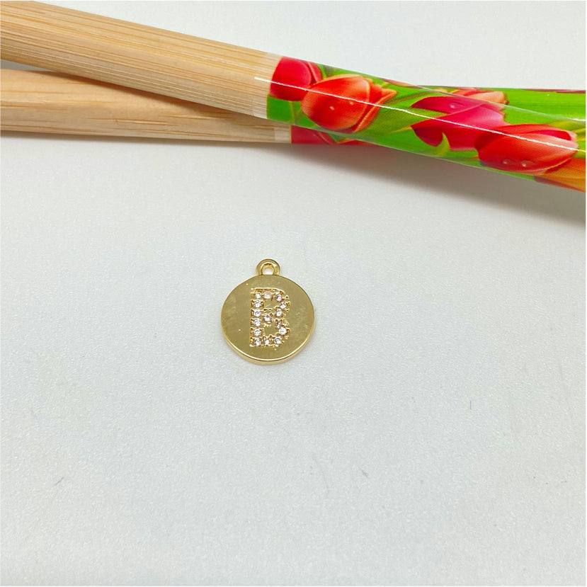 FO961-B Colgante Medalla con Letra en Circones 11 mm más argollita Figura Baño Oro Figuras Bañadas hecho de Bronce Bañado en Oro 18K Joyas Bañadas en Oro