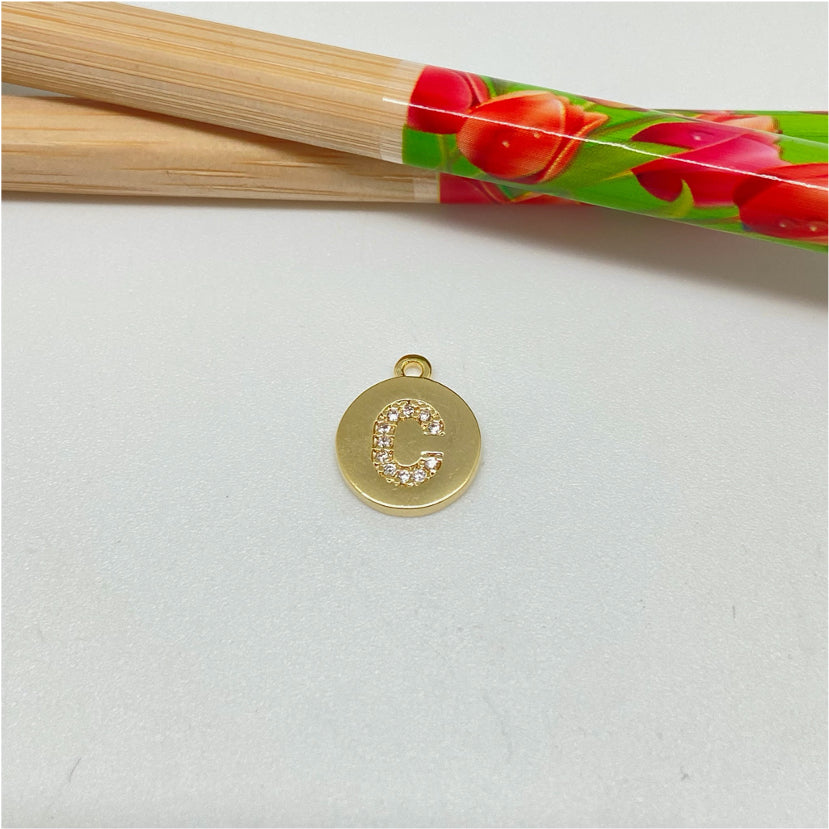 FO961-C Colgante Medalla con Letra en Circones 11 mm más argollita Figura Baño Oro Figuras Bañadas hecho de Bronce Bañado en Oro 18K Joyas Bañadas en Oro