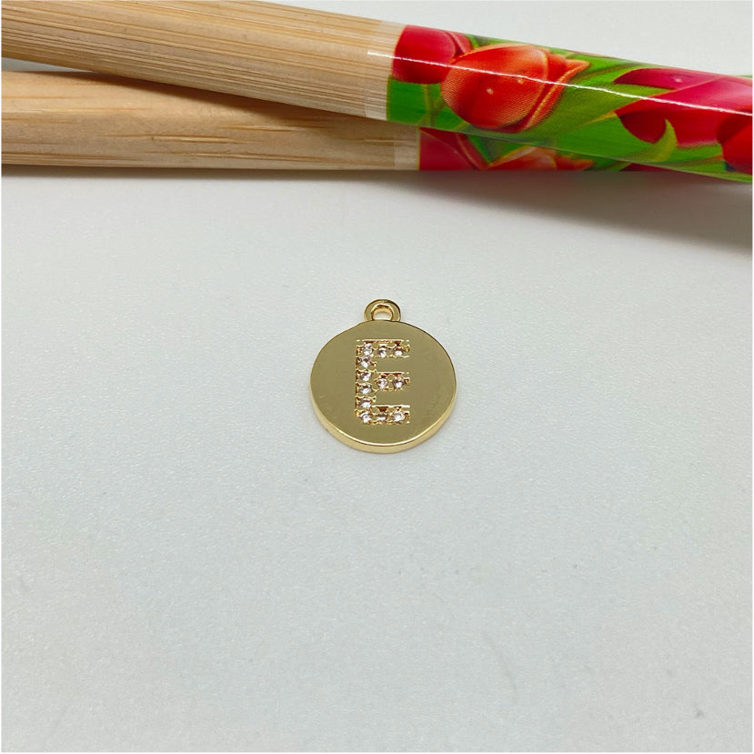 FO961-E Colgante Medalla con Letra en Circones 11 mm más argollita Figura Baño Oro Figuras Bañadas hecho de Bronce Bañado en Oro 18K Joyas Bañadas en Oro