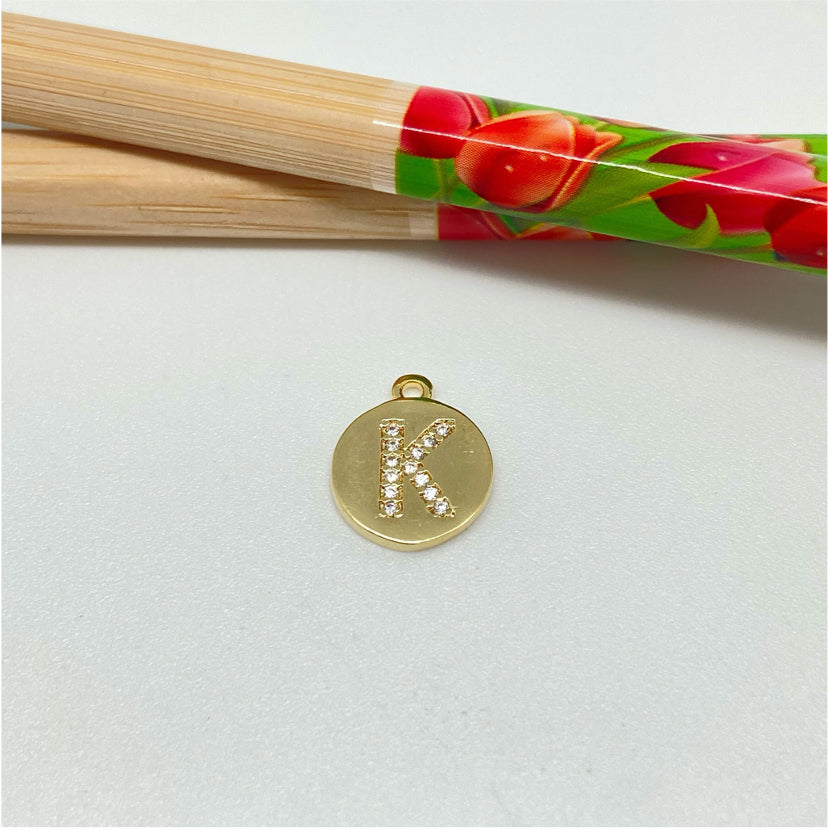 FO961-K Colgante Medalla con Letra en Circones 11 mm más argollita Figura Baño Oro Figuras Bañadas hecho de Bronce Bañado en Oro 18K Joyas Bañadas en Oro