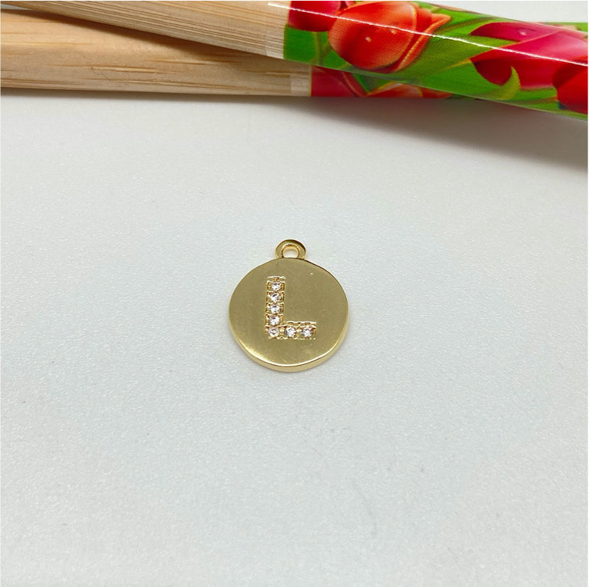 FO961-L Colgante Medalla con Letra en Circones 11 mm más argollita Figura Baño Oro Figuras Bañadas hecho de Bronce Bañado en Oro 18K Joyas Bañadas en Oro