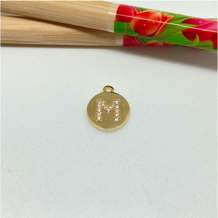 FO961-M Colgante Medalla con Letra en Circones 11 mm más argollita Figura Baño Oro Figuras Bañadas hecho de Bronce Bañado en Oro 18K Joyas Bañadas en Oro