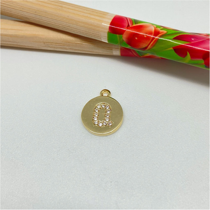 FO961-Q Colgante Medalla con Letra en Circones 11 mm más argollita Figura Baño Oro Figuras Bañadas hecho de Bronce Bañado en Oro 18K Joyas Bañadas en Oro