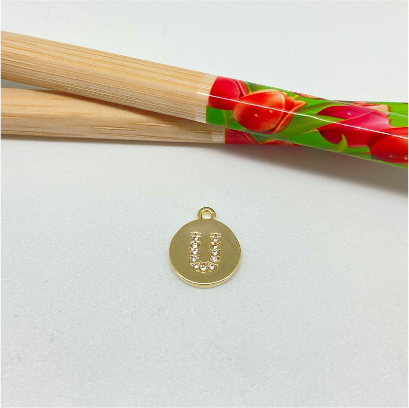 FO961-U Colgante Medalla con Letra en Circones 11 mm más argollita Figura Baño Oro Figuras Bañadas hecho de Bronce Bañado en Oro 18K Joyas Bañadas en Oro