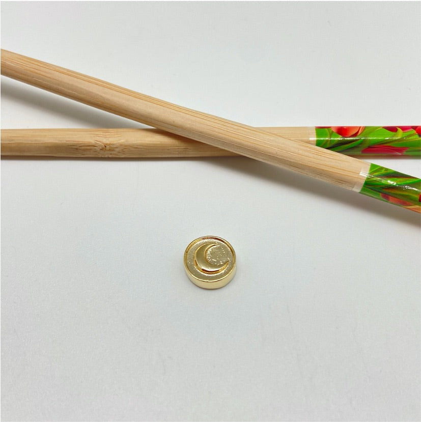 FO963 Colgante Media Luna estampada en relieve para pasar diá. 12 mm espesor 4 mm Figura Baño Oro Figuras Bañadas hecho de Bronce Bañado en Oro 18K Joyas Bañadas en Oro