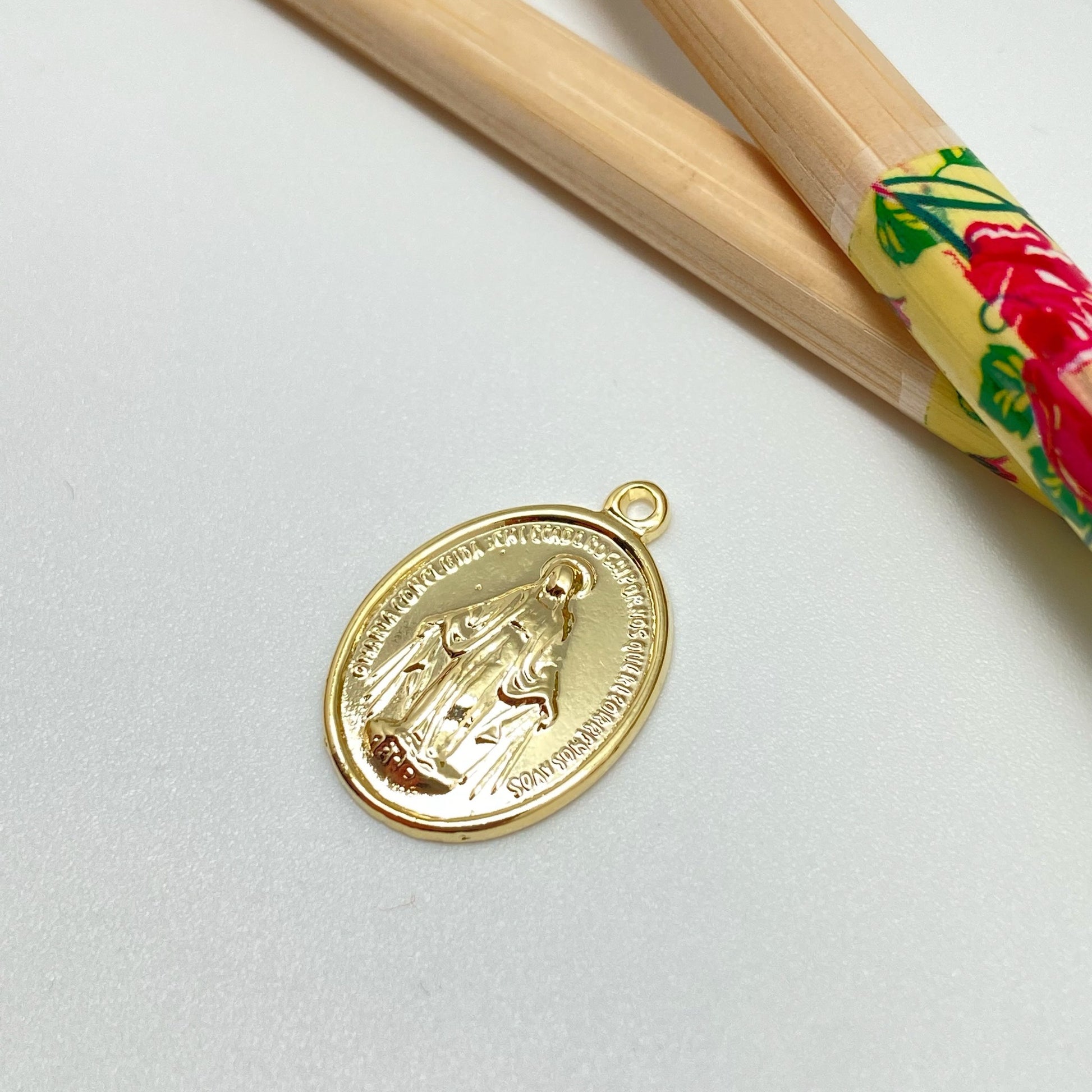 FO965 Colgante Virgen de los Milagros Ovalada 20x15 mm más argollita Figura Baño Oro Figuras Bañadas hecho de Bronce Bañado en Oro 18K Joyas Bañadas en Oro