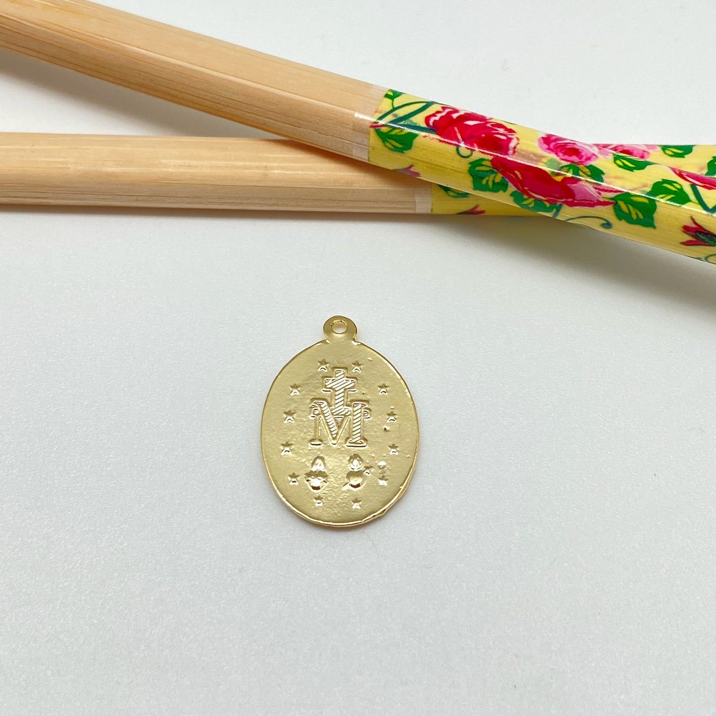 FO965 Colgante Virgen de los Milagros Ovalada 20x15 mm más argollita Figura Baño Oro Figuras Bañadas hecho de Bronce Bañado en Oro 18K Joyas Bañadas en Oro