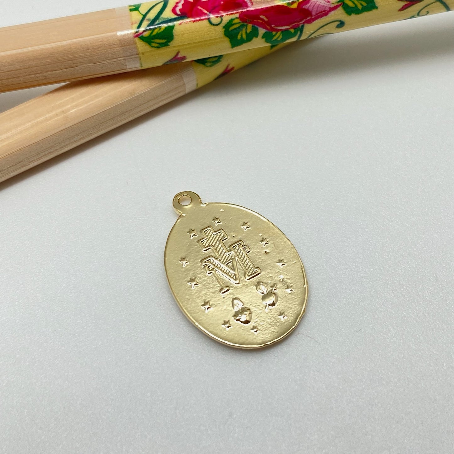 FO965 Colgante Virgen de los Milagros Ovalada 20x15 mm más argollita Figura Baño Oro Figuras Bañadas hecho de Bronce Bañado en Oro 18K Joyas Bañadas en Oro