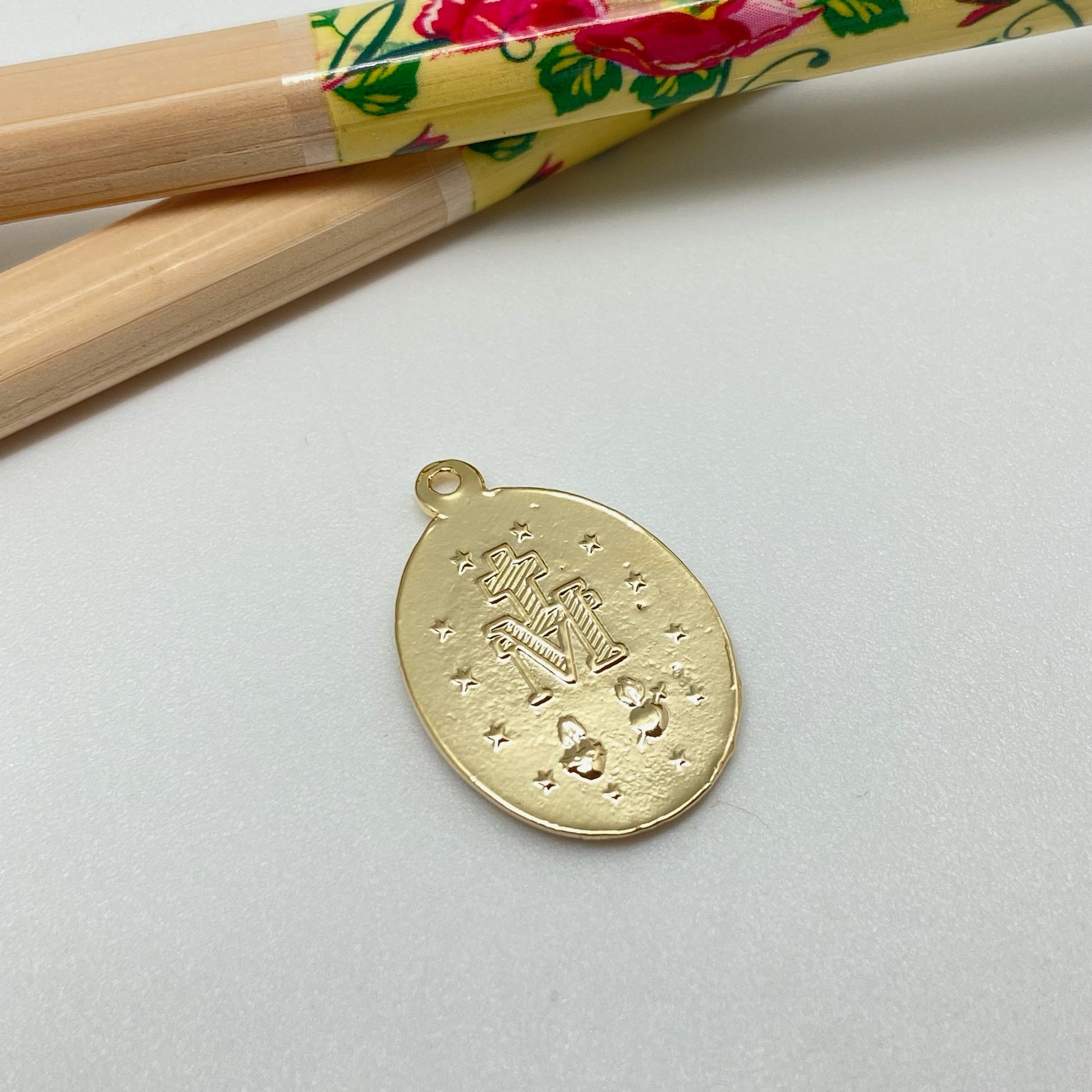 FO965 Colgante Virgen de los Milagros Ovalada 20x15 mm más argollita Figura Baño Oro Figuras Bañadas hecho de Bronce Bañado en Oro 18K Joyas Bañadas en Oro
