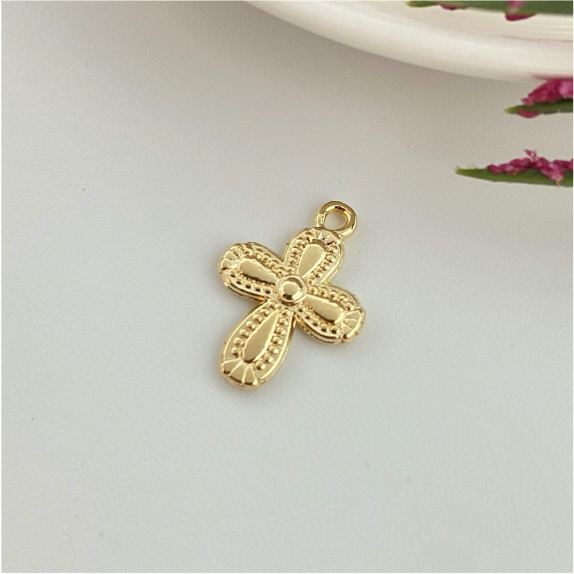 FO972 Colgante Cruz con relieve borde rutilado 15x12 mm más argollita Figura Baño Oro Figuras Bañadas hecho de Bronce Bañado en Oro 18K Joyas Bañadas en Oro