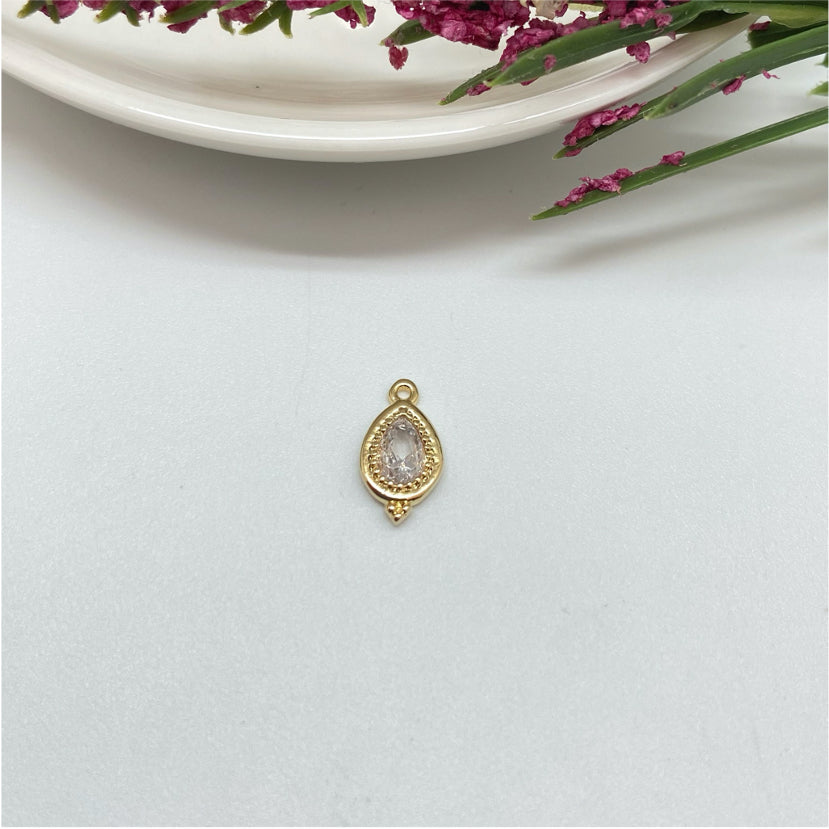 FO983 Colgante Gota Cuarzo Cristal con tres bolitas en borde inferior 13x7 mm  Figura Baño Oro Figuras Bañadas hecho de Bronce Bañado en Oro 18K Joyas Bañadas en Oro