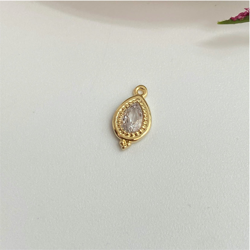 FO983 Colgante Gota Cuarzo Cristal con tres bolitas en borde inferior 13x7 mm  Figura Baño Oro Figuras Bañadas hecho de Bronce Bañado en Oro 18K Joyas Bañadas en Oro