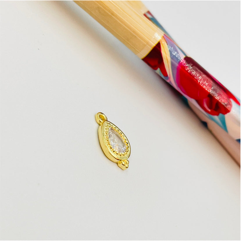 FO983 Colgante Gota Cuarzo Cristal con tres bolitas en borde inferior 13x7 mm  Figura Baño Oro Figuras Bañadas hecho de Bronce Bañado en Oro 18K Joyas Bañadas en Oro