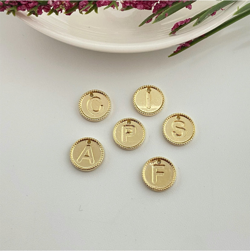 FO985 Colgante Mini Letra Diá. 11 mm Borde Rutilado Figura Baño Oro Figuras Bañadas hecho de Bronce Bañado en Oro 18K Joyas Bañadas en Oro FO985