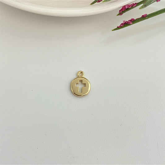 FO990 Colgante Mini Medalla con Cruz Calada 8 mm más argollita Espesor 1.8 mm Figura Baño Oro Figuras Bañadas hecho de Bronce Bañado en Oro 18K Joyas Bañadas en Oro