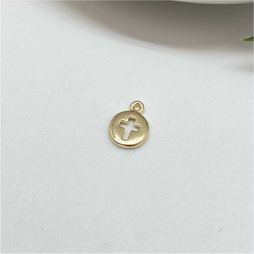FO990 Colgante Mini Medalla con Cruz Calada 8 mm más argollita Espesor 1.8 mm Figura Baño Oro Figuras Bañadas hecho de Bronce Bañado en Oro 18K Joyas Bañadas en Oro