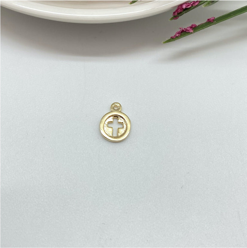 FO990 Colgante Mini Medalla con Cruz Calada 8 mm más argollita Espesor 1.8 mm Figura Baño Oro Figuras Bañadas hecho de Bronce Bañado en Oro 18K Joyas Bañadas en Oro