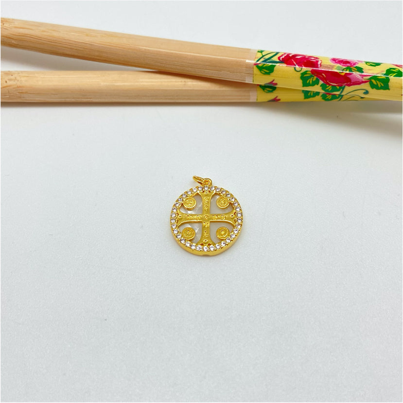 FO992 Colgante Medalla Nácar borde con micro circones y Cruz de San Benito diá. 16 mm más argollita y contra argolla espesor 2 mm Figura Baño Oro Figuras Bañadas hecho de Bronce Bañado en Oro 18K Joyas Bañadas en Oro