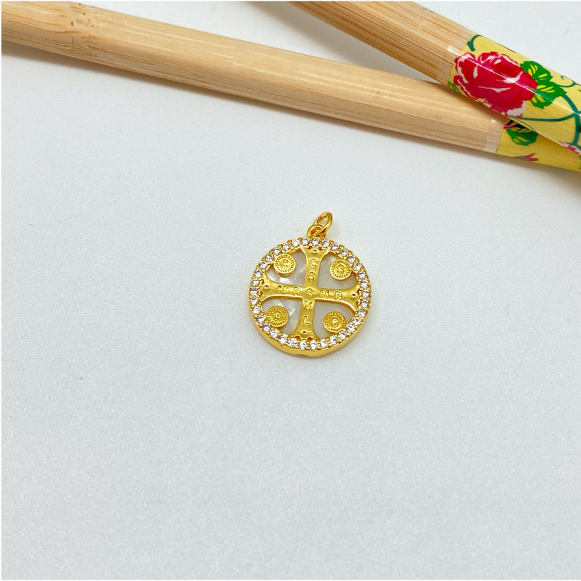 FO992 Colgante Medalla Nácar borde con micro circones y Cruz de San Benito diá. 16 mm más argollita y contra argolla espesor 2 mm Figura Baño Oro Figuras Bañadas hecho de Bronce Bañado en Oro 18K Joyas Bañadas en Oro