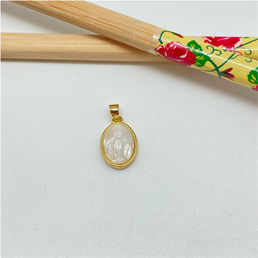 FO997 Colgante Ovalado Virgen de los Rayos o Milagrosa tallada en nácar 13 x 10 mm más valier Figura Baño Oro Figuras Bañadas hecho de Bronce Bañado en Oro 18K Joyas Bañadas en Oro