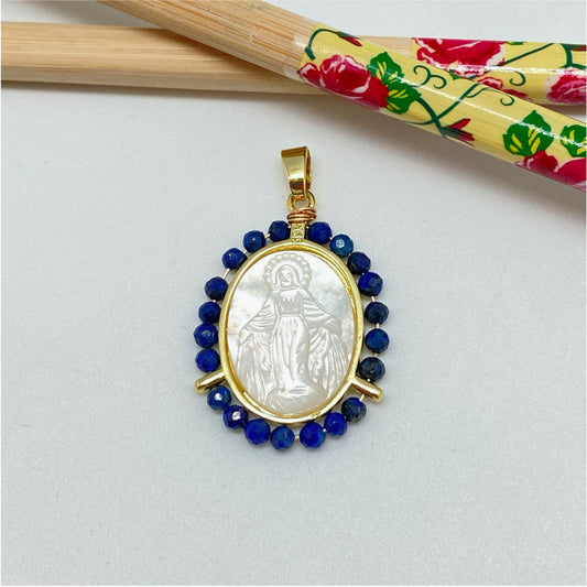 FO999 Colgante Ovalado Virgen de los Rayos o Milagrosa tallada en nácar Borde piedras Lapis lazuli 3 mm 29 x 24 mm más valier Figura Baño Oro Figuras Bañadas hecho de Bronce Bañado en Oro 18K Joyas Bañadas en Oro