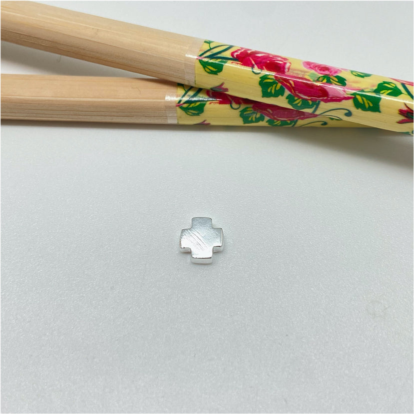 FP136 Colgante Cruz del Equilibrio para pasar 8 mm Figura Baño Plata Figuras Bañadas hecho de Bronce Bañado en Plata 50 ml Joyas Bañadas en Plata
