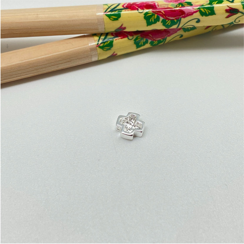 FP136 Colgante Cruz del Equilibrio para pasar 8 mm Figura Baño Plata Figuras Bañadas hecho de Bronce Bañado en Plata 50 ml Joyas Bañadas en Plata