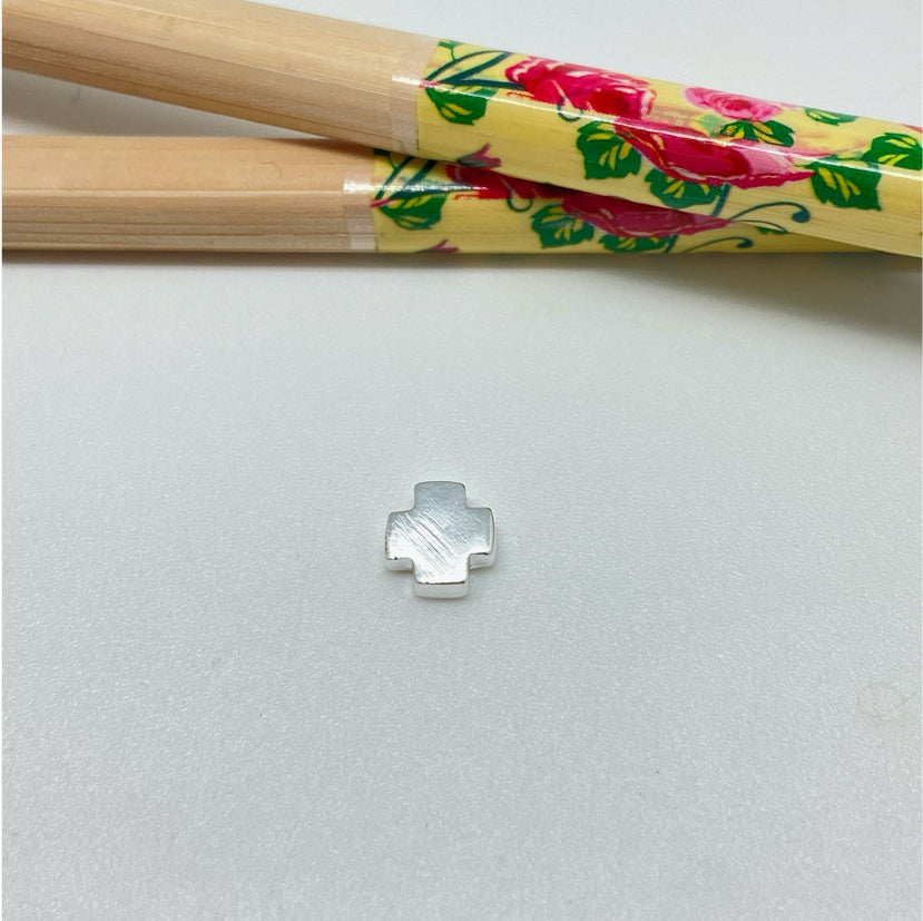 FP136 Colgante Cruz del Equilibrio para pasar 8 mm Figura Baño Plata Figuras Bañadas hecho de Bronce Bañado en Plata 50 ml Joyas Bañadas en Plata