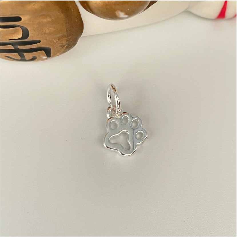 FP153 Colgante Patita de Perro 9 mm mas argollita Figura Baño Plata Figuras Bañadas en Oro y Plata hecho de Bronce Bañado en Plata 50 ml