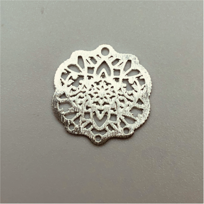 FP207 Figura Calada 15 x 16 mm 3 perforaciones inferiores Figura Baño Plata Figuras Bañadas en Oro y Plata hecho de Bronce Bañado en Plata 50 ml