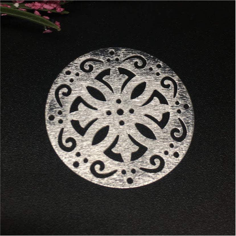 FP326 Figura Calada Bordes Calados 35 mm Figura Baño Plata Figuras Bañadas en Oro y Plata hecho de Bronce Bañado en Plata 50 ml