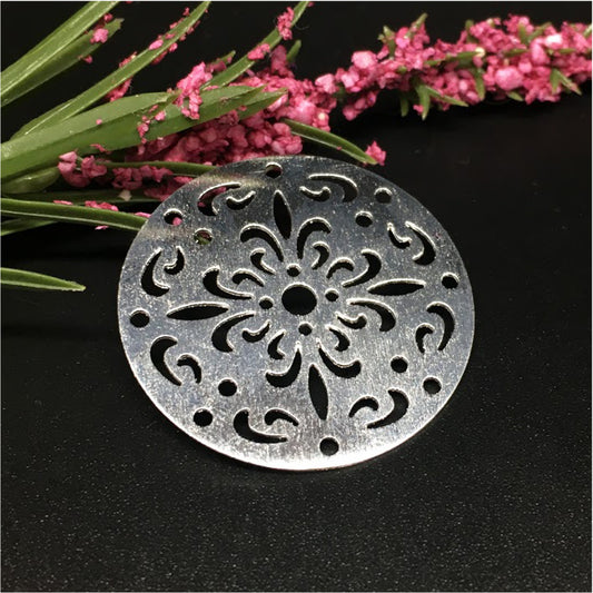 FP328 Figura Calada Bordes Calados 35 mm Figura Baño Plata Figuras Bañadas en Oro y Plata hecho de Bronce Bañado en Plata 50 ml