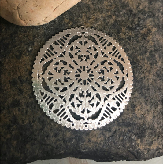 FP396 Figura Calada Flor V 42 mm Figura Baño Plata Figuras Bañadas en Oro y Plata hecho de Bronce Bañado en Plata 50 ml