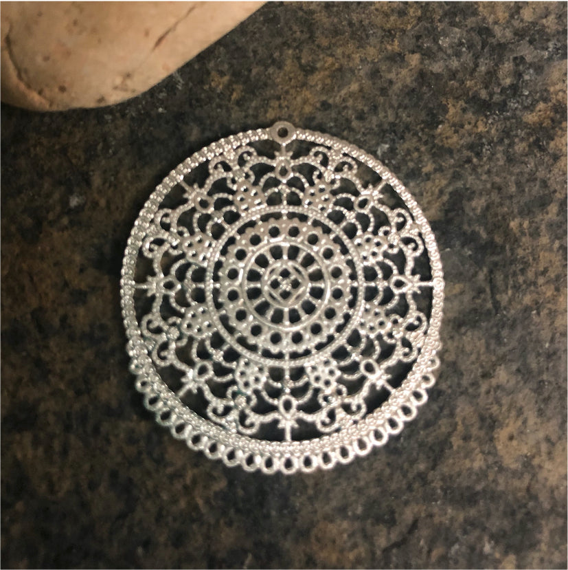 FP398 Figura Calada Tela de Araña Chica con argollitas inferiores 35 mm Figura Baño Plata Figuras Bañadas en Oro y Plata hecho de Bronce Bañado en Plata 50 ml