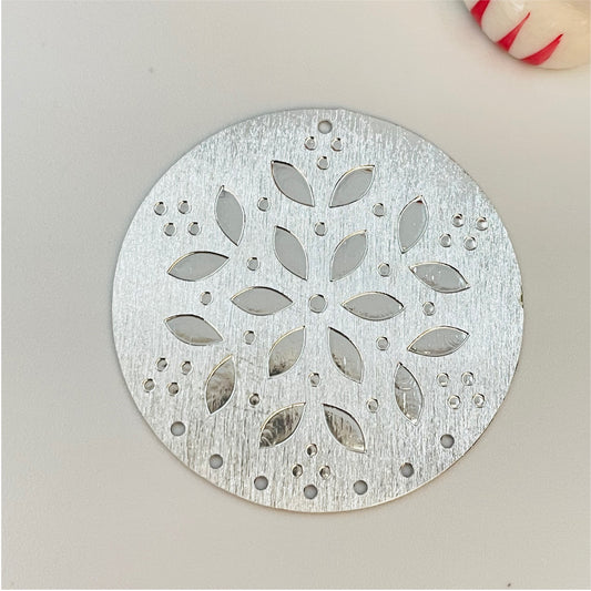 FP399 Figura Estampada Margarita Estampada 35 mm con 7 perforaciones inferiores Figura Baño Plata Figuras Bañadas en Oro y Plata hecho de Bronce Bañado en Plata 50 ml