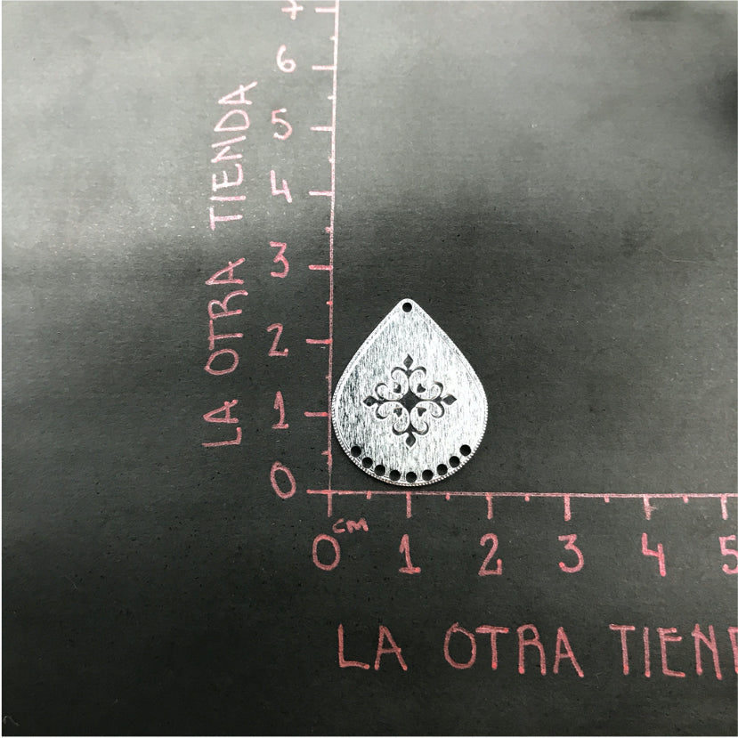 FP521 Gota Flor en Cruz 9 Perforaciones 20 x 25 mm Figura Baño Plata Figuras Bañadas en Oro y Plata hecho de Bronce Bañado en Plata 50 ml